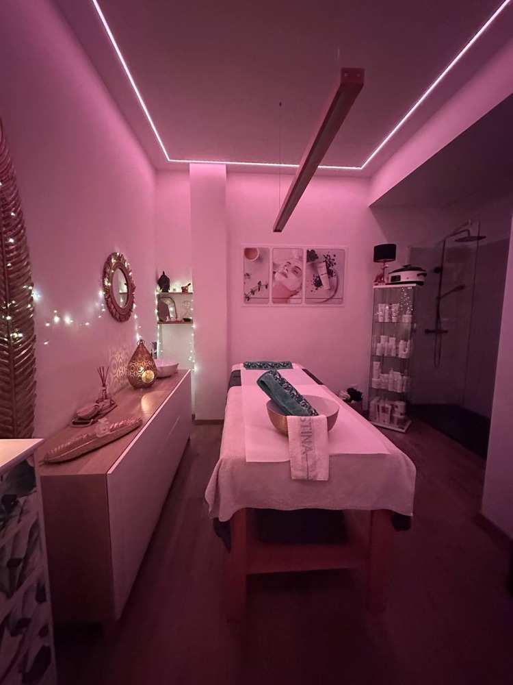 Sala trattamenti con illuminazione soffusa rosa